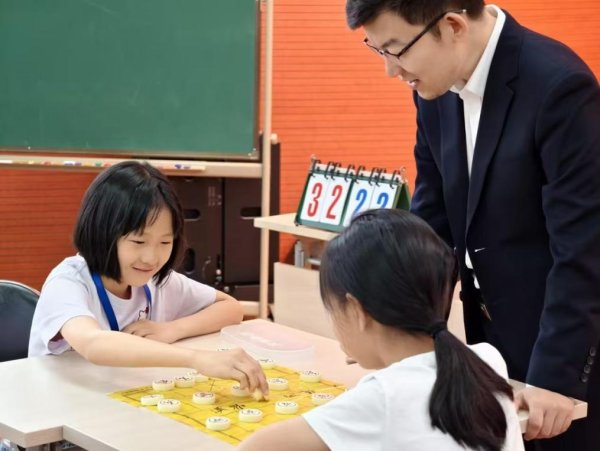 股票配资正规网 为小学生带来沉浸式传统文化体验 象棋公益活动走进登莱小学